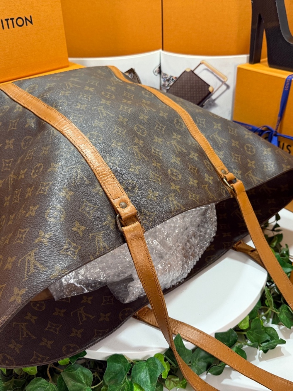 LOUIS VUITTON HUGE MONOGRAM TOTE! - Picture 8 of 17